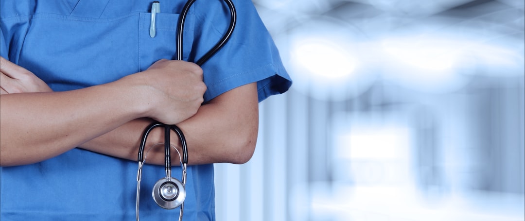 Profesional de la salud con estetoscopio, representando a los profesionales que ASISJUR protege